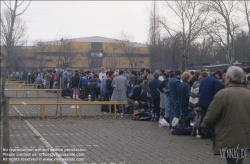 Viennaslide-00601306 Wien, Weihnachten 1989, Tschechische Einkaufstouristen erstmals im Westen - Vienna, Christmas 1989, Czech Tourists First Shopping in the West