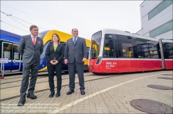 Viennaslide-00611244 Wien, Alstom, Präsentation der 1000. Straßenbahn von Alstom (früher Bombardier) aus Wien, Peter Hanke, Gudrun Senk, Jörg Nikutta  // Vienna, Presentation of the 1000th Streetcar by Alstom Vienna (former Bombardier), Peter Hanke, Gudrun Senk, Jörg Nikutta