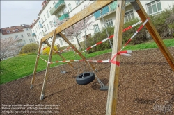 Viennaslide-00630104 Wien, Maßnahmen gegen die Ausbreitung des Coronavirus, gesperrter Spielplatz - Vienna, action against the spread of Corona Virus, closed playground