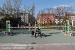 Viennaslide-00630123 Wien, Maßnahmen gegen die Ausbreitung des Coronavirus, gesperrter Spielplatz - Vienna, action against the spread of Corona Virus, closed playground