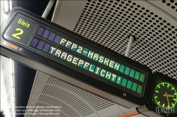 Viennaslide-00630138 Hinweis auf die Maskenpflicht in der U-Bahn