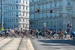 Viennaslide-00800124 Fahrradfahren, viele Radfahrer auf einem Übergang