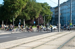 Viennaslide-00800125 Fahrradfahren, viele Radfahrer auf einem Übergang