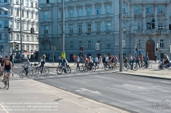 Viennaslide-00800128 Fahrradfahren, viele Radfahrer auf einem Übergang