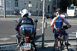Viennaslide-00800129 Wien, Polizist auf Motorrad und Fahrrad