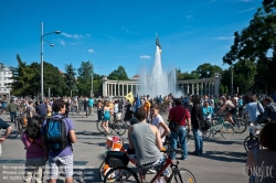 Viennaslide-00800130 Wien, Radfahrprotest 'Critical Mass', Naked Bike Ride