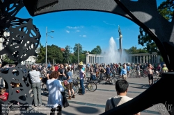 Viennaslide-00800131 Wien, Radfahrprotest 'Critical Mass', Naked Bike Ride