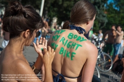 Viennaslide-00800138 Wien, Radfahrprotest 'Critical Mass', Naked Bike Ride