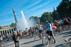 Viennaslide-00800139 Wien, Radfahrprotest 'Critical Mass', Naked Bike Ride