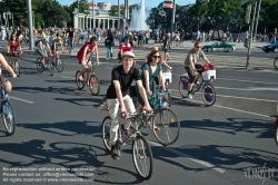 Viennaslide-00800142 Wien, Radfahrprotest 'Critical Mass', Naked Bike Ride