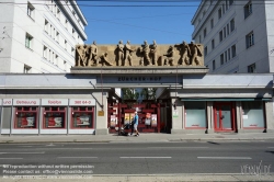 Viennaslide-00425221 Wien, Gemeindebau des 'Roten Wien' - Vienna, Council Tenement Block, 'Red Vienna', Zürcher Hof, Laxenburger Straße 49–51, Emil Hoppe und Otto Schönthal 1929, Fries der Arbeit von Siegfried Charoux