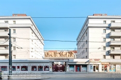 Viennaslide-00425226f Wien, Gemeindebau des 'Roten Wien' - Vienna, Council Tenement Block, 'Red Vienna', Zürcher Hof, Laxenburger Straße 49–51, Emil Hoppe und Otto Schönthal 1929, Fries der Arbeit von Siegfried Charoux