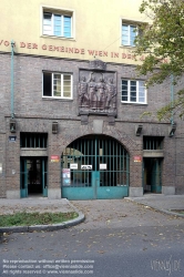 Viennaslide-00425297 Wien, Gemeindebau des 'Roten Wien' - Vienna, Council Tenement Block, 'Red Vienna', Kennergasse 10, Wilhelm Baumgarten, Josef Hofbauer 1925, Fries 'Die Städtebauer' (1924) des Bildhauers und Medailleurs Otto Hofner (1879-1946)