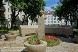 Viennaslide-00425515 Wien, Gemeindebau des 'Roten Wien' - Vienna, Council Tenement Block, 'Red Vienna', Hueber-Hof, Quellenstraße 24B, Heinrich Schopper, Alfred Chalusch 1931, Denkmal Anton Hueber