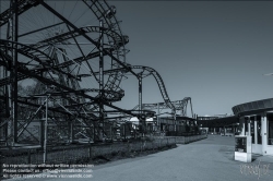 Viennaslide-01030789 Wien, wegen COVID-19 stillgelegter, menschenleerer Wurstelprater // Vienna, deserted Prater because of COVID-19