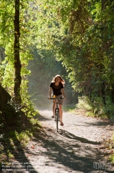 Viennaslide-01034111 Junge Frau fährt mit dem Fahrrad durch den Wald - Young Woman riding a Bicycle in the Woods