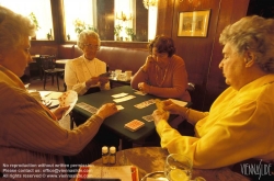 Viennaslide-01062603 Wien, Pensionisten spielen im Kaffeehaus Karten - Vienna, Elder People playing Cards in a Cafe