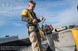 Viennaslide-01108328 Wien, Flakturm, Industriekletterer - Vienna, Flak Tower, Professional Climbers