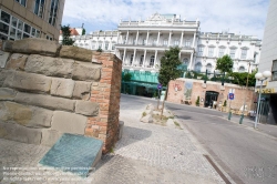 Viennaslide-01110254 Wien, Reste der Stadtmauer vor dem Hotel Palais Coburg