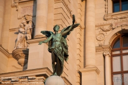 Viennaslide-01112047 Wien, Skulptur vor dem Kunsthistorischen Museum