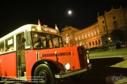Viennaslide-01113129 Wien, Heldenplatz, Hofburg, Oldtimerbus bei der Langen Nacht der Museen - Vienna, Museum Night, Vintage Bus