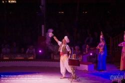 Viennaslide-01116983 Wien, Rathausplatz, Circus Roncalli, Seifenblasenkünstler