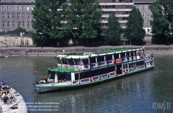 Viennaslide-01120201 Flusskreuzfahrtschiff Vindobona, dekoriert im Stil von Hundertwasser