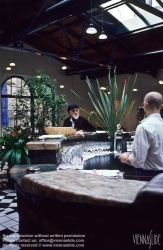 Viennaslide-01122142 Friedensreich Hundertwasser im Restaurant des von ihm gestalteten KunstHausWien - Friedensreich Hundertwasser in the Restaurant of his KunstHausWien