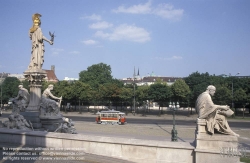 Viennaslide-02019133 Wien, Historische Strassenbahn vor Parlament; Parlamentsrampe, Volksgarten