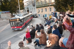Viennaslide-02139139 Wien, Flashmob 'Buswinken' auf der Revue-Tribüne beim Esterhazypark