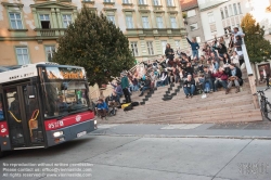 Viennaslide-02139146 Wien, Flashmob 'Buswinken' auf der Revue-Tribüne beim Esterhazypark