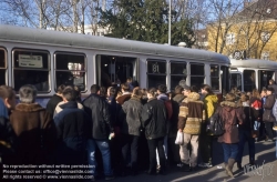 Viennaslide-02810116 Wien, Straßenbahn, großer Andrang beim internationalen Taize-Treffen - Vienna, Overcrowded Tramstop