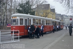 Viennaslide-02810118 Wien, Straßenbahn, großer Andrang beim internationalen Taize-Treffen - Vienna, Overcrowded Tramstop
