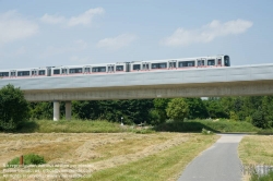 Viennaslide-03620165 Wien, Ein Zug der Linie U2 überquert die Donauinsel