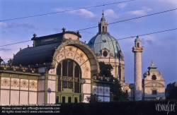 Viennaslide-03678016 Wien, Jugendstil-Stadtbahnstation Karlsplatz von Otto Wagner und Josef Olbrich, dahinter Karlskirche - Vienna, Art Nouveau Subway Station by Otto Wagner and Joseph Olbrich