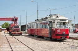 Viennaslide-03700235 Wien, Straßenbahn, Hauptwerkstätte, Verladung des ausgemusterten Straßenbahnwagens 4790 für den Transport nach Polen - Vienna, Tramway, Main Workshop, Transport of a Tramcar