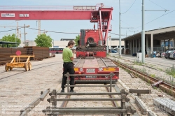 Viennaslide-03700240 Wien, Straßenbahn, Hauptwerkstätte, Verladung des ausgemusterten Straßenbahnwagens 4790 für den Transport nach Polen - Vienna, Tramway, Main Workshop, Transport of a Tramcar