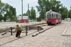 Viennaslide-03700242 Wien, Straßenbahn, Hauptwerkstätte, Verladung des ausgemusterten Straßenbahnwagens 4790 für den Transport nach Polen - Vienna, Tramway, Main Workshop, Transport of a Tramcar