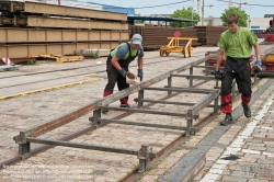 Viennaslide-03700246 Wien, Straßenbahn, Hauptwerkstätte, Verladung des ausgemusterten Straßenbahnwagens 4790 für den Transport nach Polen - Vienna, Tramway, Main Workshop, Transport of a Tramcar