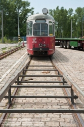 Viennaslide-03700249 Wien, Straßenbahn, Hauptwerkstätte, Verladung des ausgemusterten Straßenbahnwagens 4790 für den Transport nach Polen - Vienna, Tramway, Main Workshop, Transport of a Tramcar