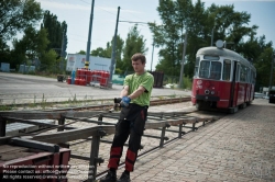 Viennaslide-03700253 Wien, Straßenbahn, Hauptwerkstätte, Verladung des ausgemusterten Straßenbahnwagens 4790 für den Transport nach Polen - Vienna, Tramway, Main Workshop, Transport of a Tramcar