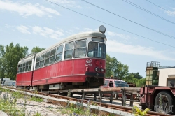 Viennaslide-03700255 Wien, Straßenbahn, Hauptwerkstätte, Verladung des ausgemusterten Straßenbahnwagens 4790 für den Transport nach Polen - Vienna, Tramway, Main Workshop, Transport of a Tramcar