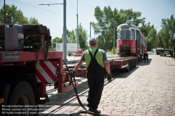 Viennaslide-03700257 Wien, Straßenbahn, Hauptwerkstätte, Verladung des ausgemusterten Straßenbahnwagens 4790 für den Transport nach Polen - Vienna, Tramway, Main Workshop, Transport of a Tramcar