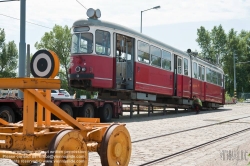 Viennaslide-03700259 Wien, Straßenbahn, Hauptwerkstätte, Verladung des ausgemusterten Straßenbahnwagens 4790 für den Transport nach Polen - Vienna, Tramway, Main Workshop, Transport of a Tramcar