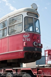 Viennaslide-03700262 Wien, Straßenbahn, Hauptwerkstätte, Verladung des ausgemusterten Straßenbahnwagens 4790 für den Transport nach Polen - Vienna, Tramway, Main Workshop, Transport of a Tramcar