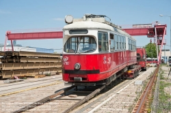 Viennaslide-03700263 Wien, Straßenbahn, Hauptwerkstätte, Verladung des ausgemusterten Straßenbahnwagens 4790 für den Transport nach Polen - Vienna, Tramway, Main Workshop, Transport of a Tramcar