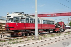 Viennaslide-03700266 Wien, Straßenbahn, Hauptwerkstätte, Verladung des ausgemusterten Straßenbahnwagens 4790 für den Transport nach Polen - Vienna, Tramway, Main Workshop, Transport of a Tramcar