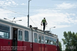 Viennaslide-03700269 Wien, Straßenbahn, Hauptwerkstätte, Verladung des ausgemusterten Straßenbahnwagens 4790 für den Transport nach Polen - Vienna, Tramway, Main Workshop, Transport of a Tramcar