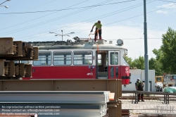 Viennaslide-03700270 Wien, Straßenbahn, Hauptwerkstätte, Verladung des ausgemusterten Straßenbahnwagens 4790 für den Transport nach Polen - Vienna, Tramway, Main Workshop, Transport of a Tramcar