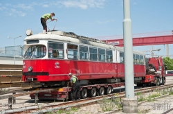 Viennaslide-03700272 Wien, Straßenbahn, Hauptwerkstätte, Verladung des ausgemusterten Straßenbahnwagens 4790 für den Transport nach Polen - Vienna, Tramway, Main Workshop, Transport of a Tramcar